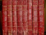 de nombreux vieux livres empilés les uns sur les autres