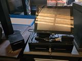 un ordinateur portable posé sur un boîtier noir