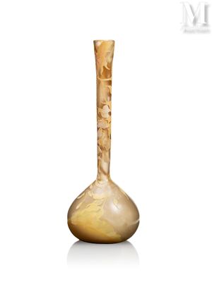 un vase en verre muni d'une poignée en bois, posé sur une surface blanche