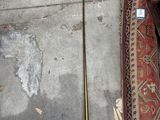 un tapis posé à même le sol, à côté d'une trompette en laiton posée sur un tapis