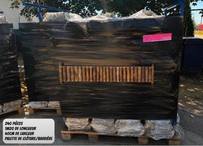 deux morceaux de bois sont empilés sur des palettes devant un bâtiment
