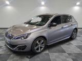 la voiture argentée est garée sur un sol en damier dans le garage