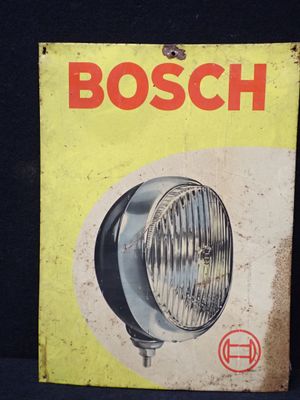 une vieille boîte sur laquelle est représentée une lampe
