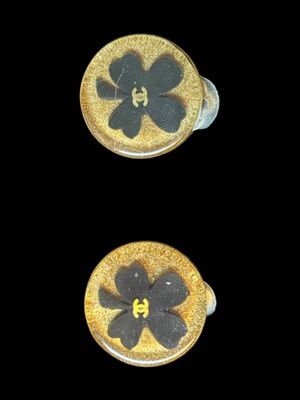 CHANEL Paire de boucles d'oreille clips en résine à motif de…