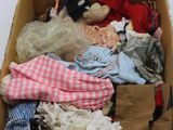 une boîte en carton remplie de vêtements et d'une peluche