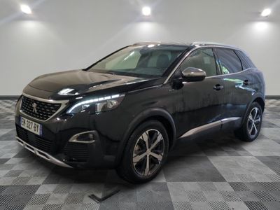 le 4x4 noir est garé sur le sol en damier d'un garage
