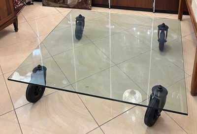 une table en verre équipée de roulettes dans un salon