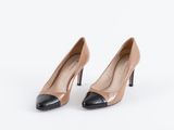 une paire d'escarpins à talons hauts, couleur chair et noirs