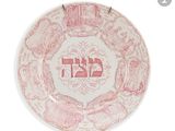 une assiette rose ornée d'un motif hébreu