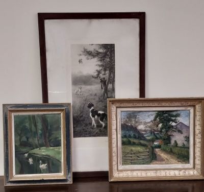 trois photos encadrées représentant un chien et un canard, posées sur une table