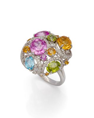 une bague sertie de saphirs multicolores et de diamants