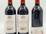 trois bouteilles de vin rouge posées côte à côte sur une table