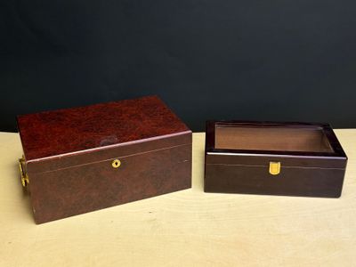 deux boîtes en bois posées l'une à côté de l'autre sur une table