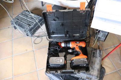Visseuse BLACK ET DECKER avec 2 batteries et un chargeur - Photo 1