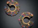 une paire de boucles d'oreilles multicolores sur fond noir