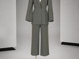 une photo d'un tailleur de femme sur un mannequin