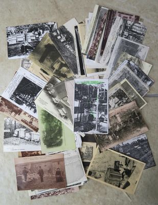 une pile de vieilles photos par terre dans une pièce