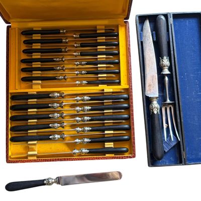 une boîte contenant un ensemble de couteaux et un aiguiseur