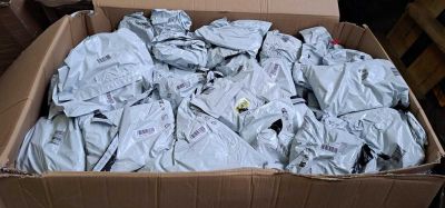 une boîte en carton pleine de vêtements posée sur le sol