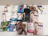 beaucoup de sous-vêtements féminins et d'articles de lingerie sur la table