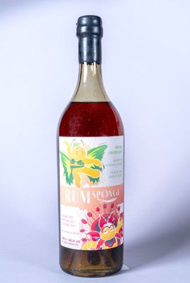 une bouteille de vin posée sur une table