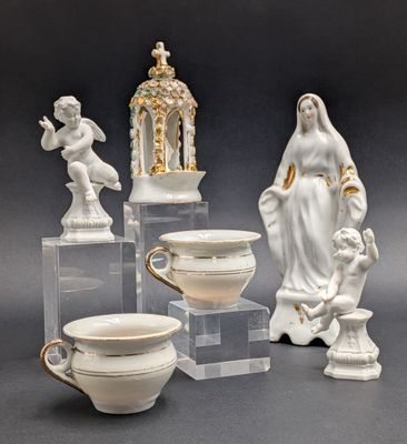 un ensemble de figurines comprenant une statue de la Vierge Marie ainsi qu'une tasse et une soucoupe