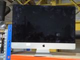 un écran d'ordinateur posé sur une étagère dans un magasin