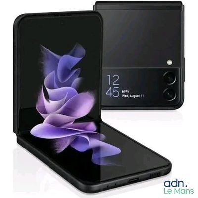 un gros plan d'un téléphone portable orné d'une fleur violette