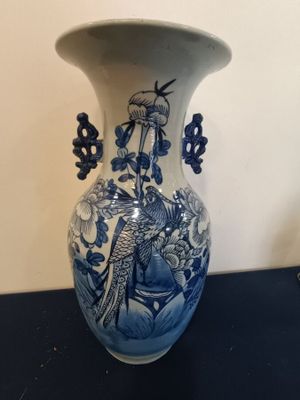 Vase en porcelaine à décor floral et de volatile en …