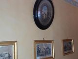 une horloge accrochée au mur dans un couloir