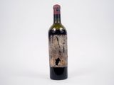 une bouteille de vin posée sur une table