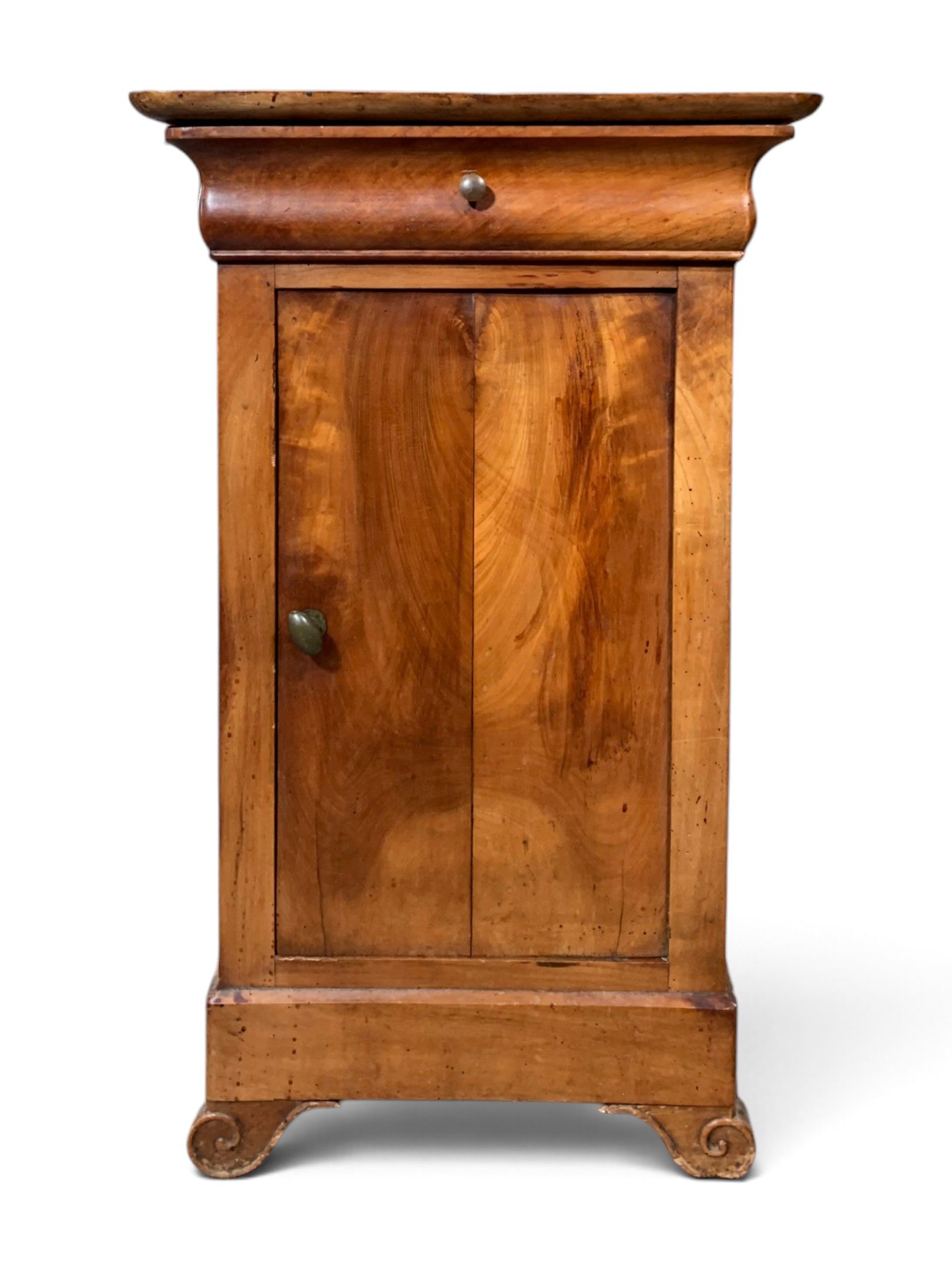 Table de chevet noyer, ouvrant par un vantail et un tiroir.