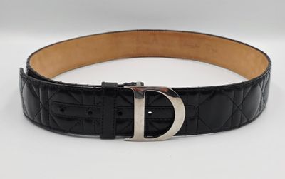 un gros plan d'une ceinture noire avec une boucle argentée