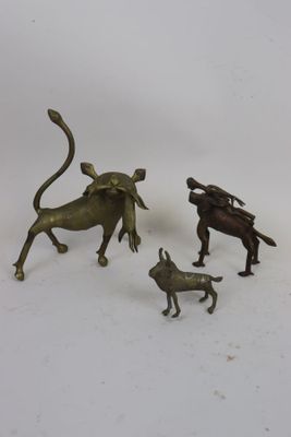 FON, Bénin. Trois figures zoomorphes en laiton réalisées sur…