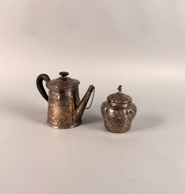une paire de théières anciennes en métal argenté et un sucrier