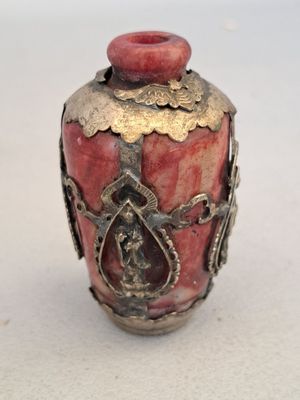 Tabatière en pierre dure rouge et métal.