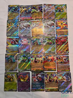 une pile de cartes pokemon posée sur une table