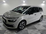La nouvelle Citroën est garée dans le showroom.