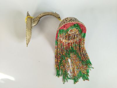 Applique d'ornement en métal doré moulé et gravé, le bras en…