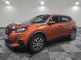un SUV orange garé sur un sol à damier dans un garage
