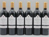 six bouteilles de vin rouge sont alignées