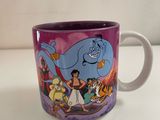 un gros plan d'une tasse à café sur laquelle figure un personnage de dessin animé