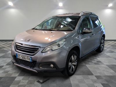 la voiture argentée est garée sur un sol en damier dans le garage