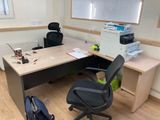 un bureau sur lequel se trouvent une chaise et une imprimante