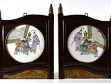 paire d'assiettes anciennes en porcelaine chinoise sur un socle en bois