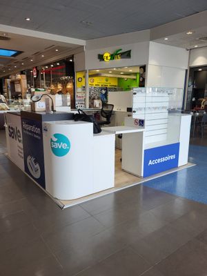 une photo d'un magasin avec un comptoir au milieu de la surface de vente