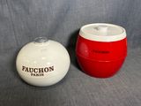 deux récipients rouges et blancs portant un logo sur fond gris