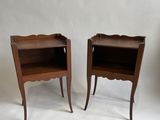 paire de tables de chevet anciennes aux pieds festonnés et aux étagères ouvertes