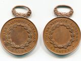 deux médailles de bronze, flanquées d'une couronne de chaque côté
