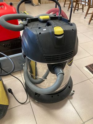 un aspirateur posé sur le sol d'une pièce